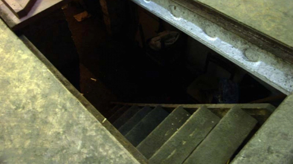 Descoperire şocantă în subsolul ascuns al casei: „Trepte din piatră care duc spre întuneric”