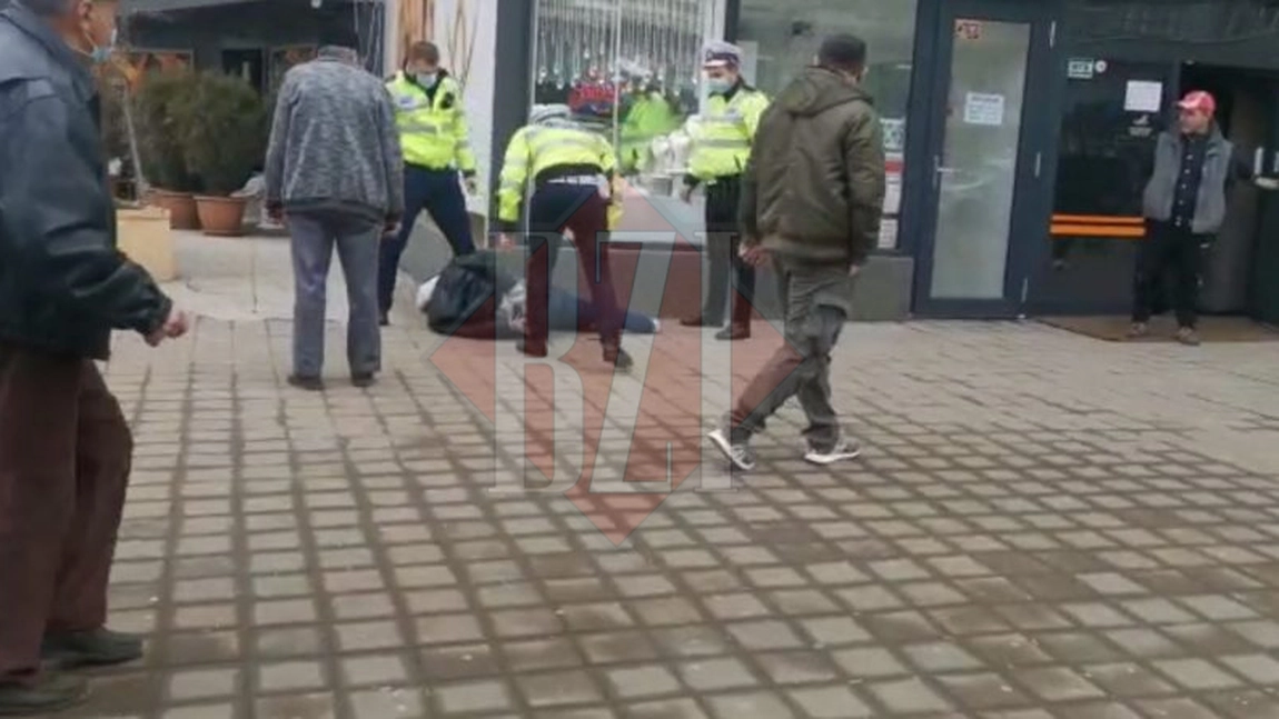 Un individ recalcitrant ce avea un cuțit, imobilizat de poliţiştii ieşeni în zona Gării - VIDEO