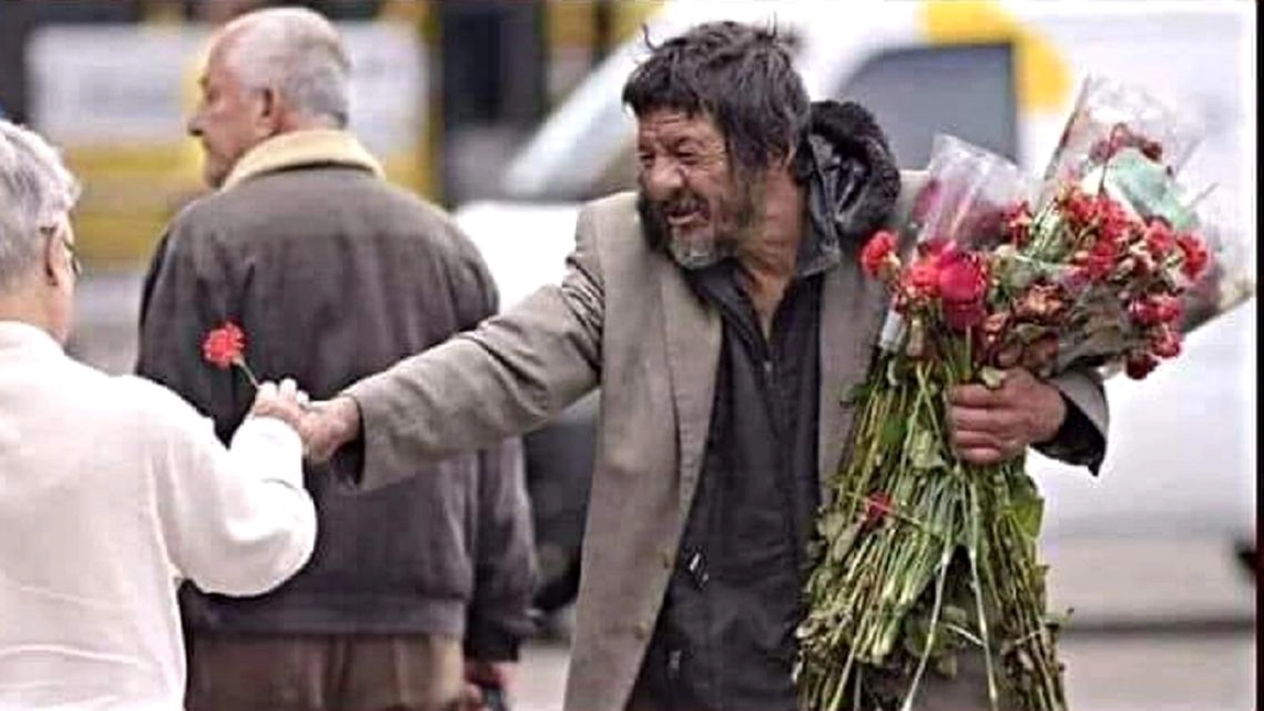 Un om al străzii din București a împărțit flori la doamne și domnișoare, chiar dacă nu are ce mânca. Oamenii l-au acuzat că le-a furat din cimitire