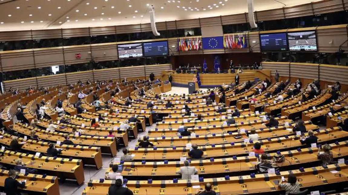 Parlamentul European elaborează un nou ghid lingvistic. Cuvintele «mamă» și «tată» dăunează «limbajului incluziv»