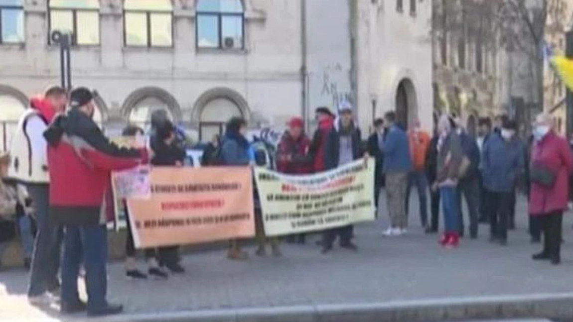 Proteste în Piața Universității. Zeci de persoane cer relaxarea restricțiilor - LIVE VIDEO