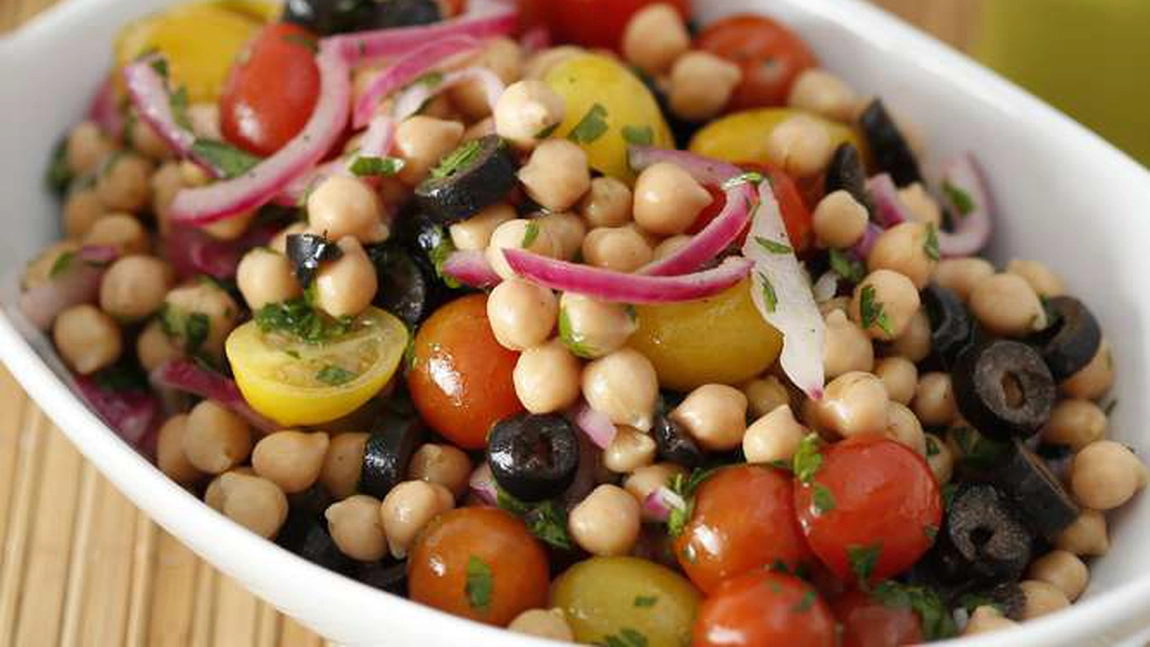 Rețetă de salată de năut cu legume - Ideală pentru slăbit