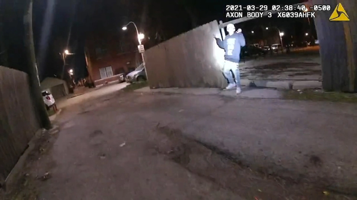 Poliția din Chicago a publicat videoclipul in care oamenii legii împușcă mortal un tânăr în vârstă de 13 ani - VIDEO