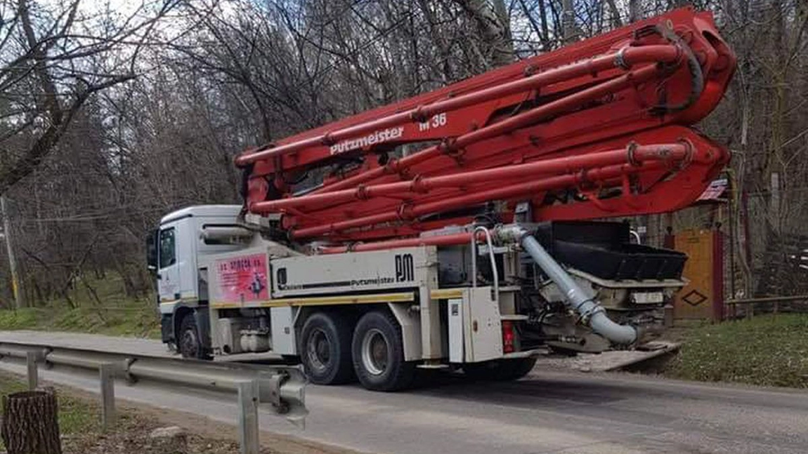 O stradă din Copou a devenit raiul camionagiilor. Șoseaua de la ieșirea din Iași se strică pe zi ce trece - FOTO