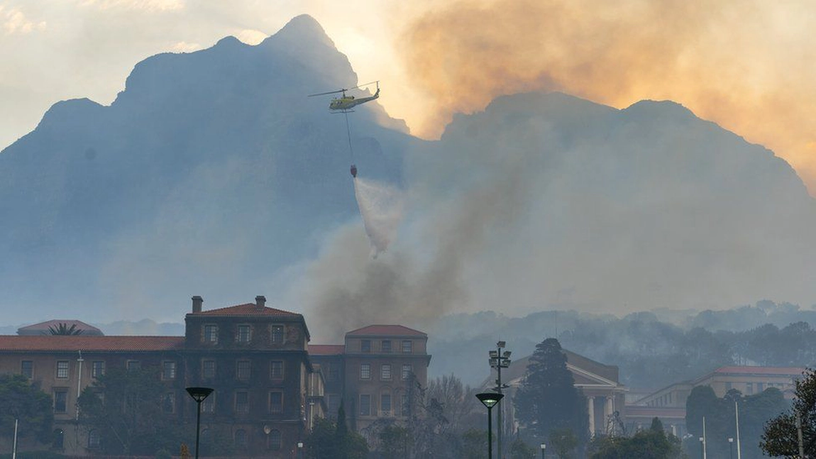 Incendiu puternic în Cape Town, Africa de Sud! Sute de persoane au fost evacuate şi mai multe clădiri istorice au fost afectate - FOTO, VIDEO