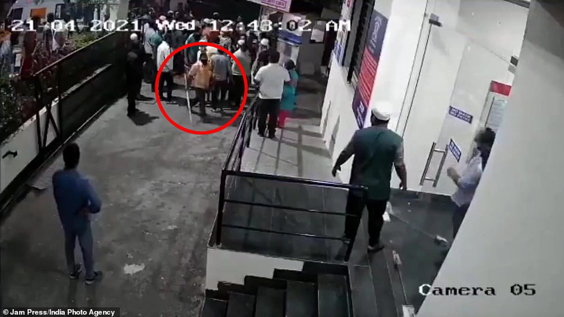 Situația scapă de sub control în India. Rudele îndurerate de pierderile suferite din cauza pandemiei au bătut mai mulți medici - Galerie Foto, Video