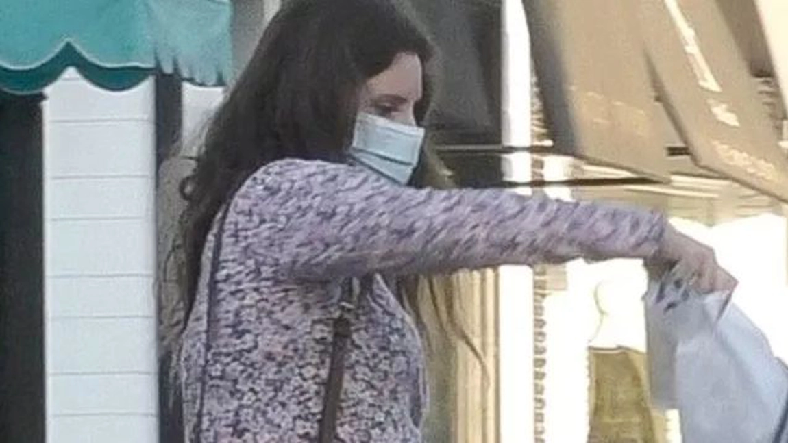 Lana Del Rey, cu mâna în ghips. Ce i s-a întâmplat