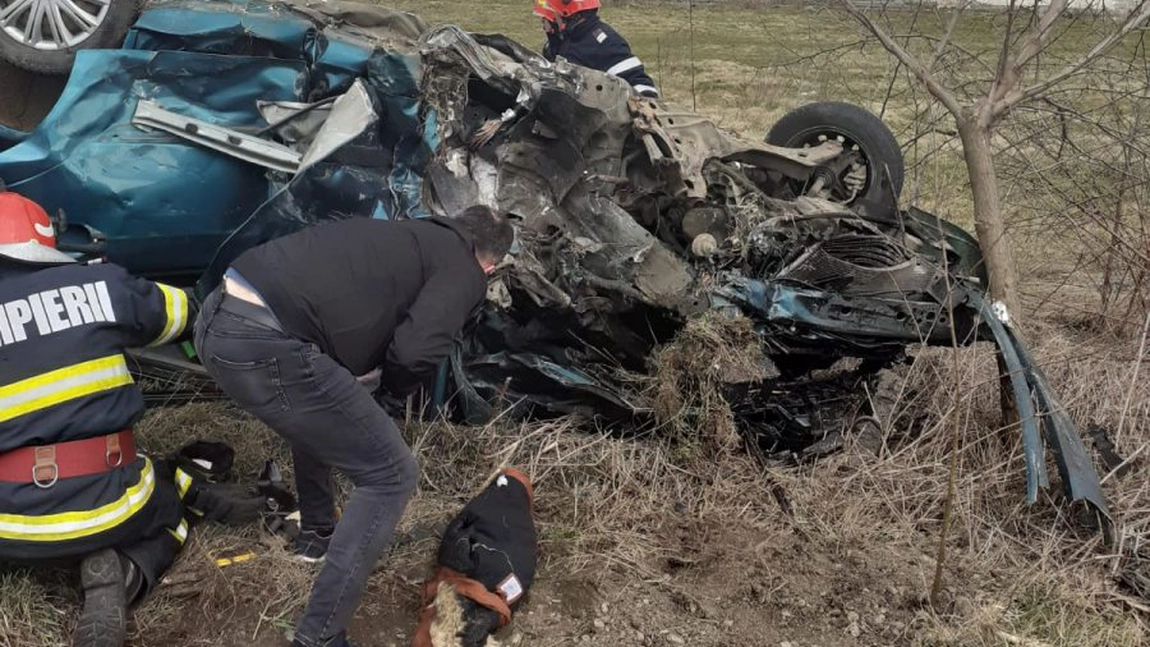 Accident rutier în Cozmeşti. O persoană a decedat, iar alte două printre care şi un copil au fost rănite - FOTO, VIDEO, UPDATE