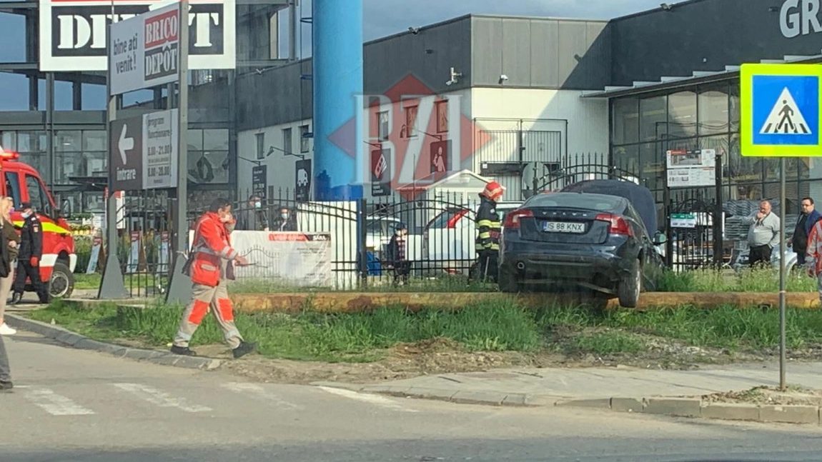 Pericol de explozie in Tudor Vladimirescu! O maşină a intrat într-o ţeavă de gaze în zona Brico Depot - EXCLUSIV/FOTO/LIVE VIDEO
