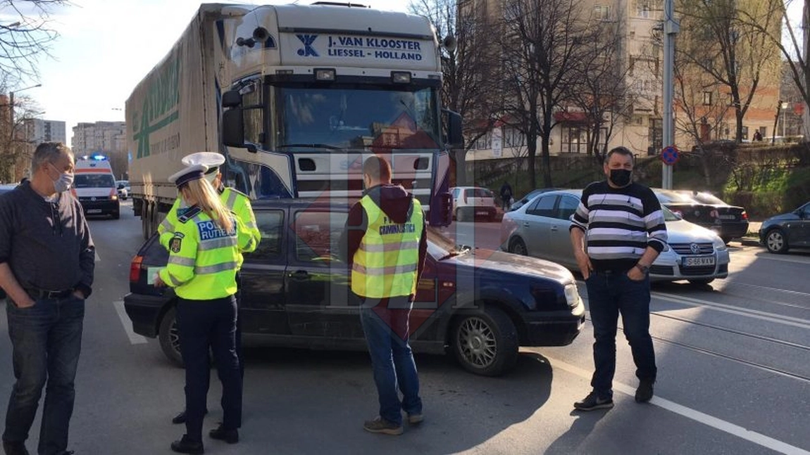 Accident rutier în municipiul Iaşi. Un TIR a acroșat un autoturism condus de o șoferiță - EXCLUSIV, FOTO, VIDEO