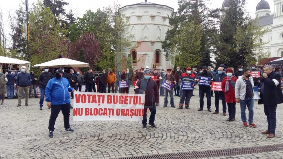 Grevă japoneză la Primăria Iaşi. Peste 100 de persoane pichetează din cauza neaprobării bugetului municipiului Iaşi - FOTO, VIDEO