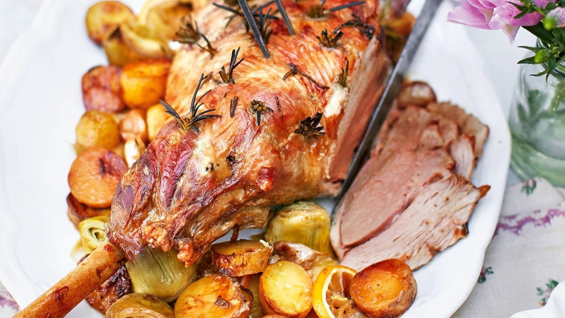 Rețetă de carne de miel la tavă cu legume - Ce ingredient îî dă gust