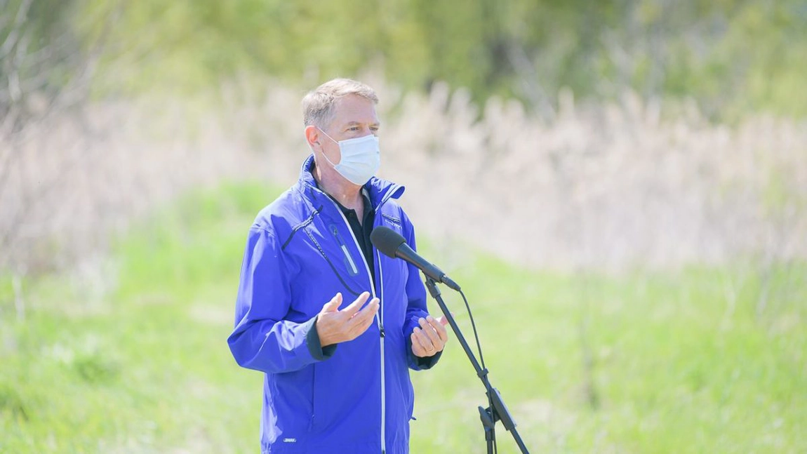 Cât costă jacheta pe care a purtat-o Klaus Iohannis în Delta Văcărești. Șeful statului s-a afișat cu o piesă vestimentară care depășește cu mult pensia din România