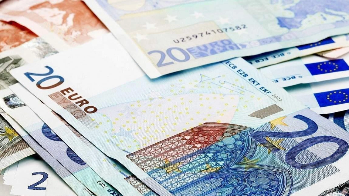 Curs valutar 16 aprilie 2021. Ce se întâmplă cu euro la sfârșitul săptămânii. Anunț pentru românii care au credite