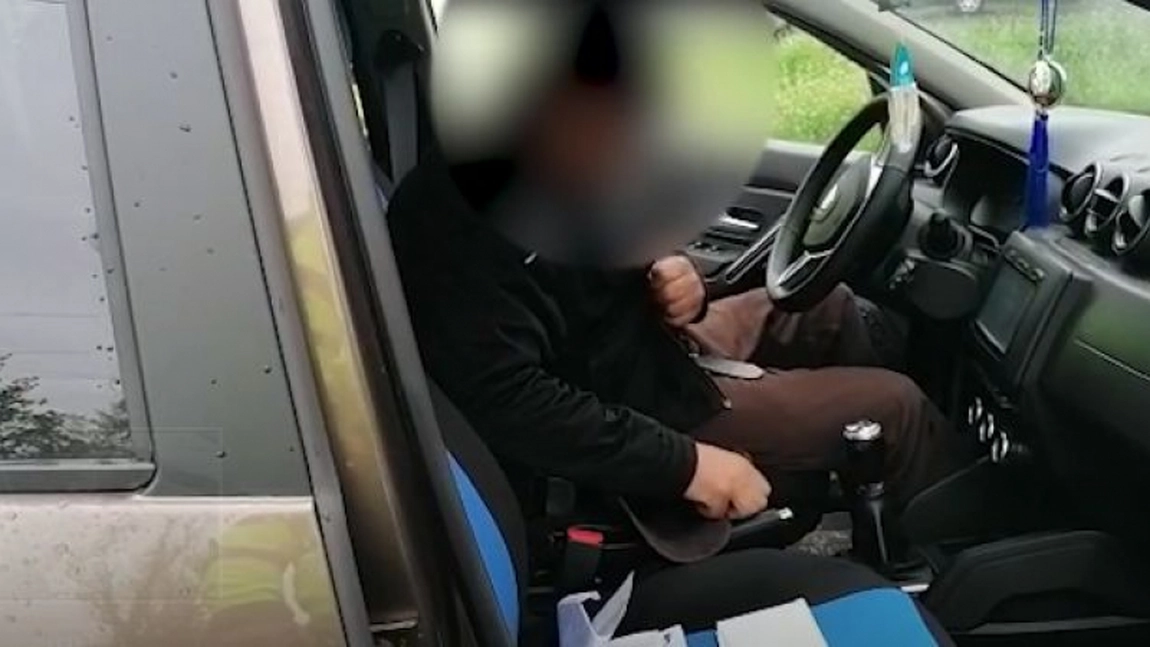 Un șofer aflat în stare de ebrietate a adormit la volan. Traficul într-o intersecție din Galați a fost încurcat câteva ore - VIDEO