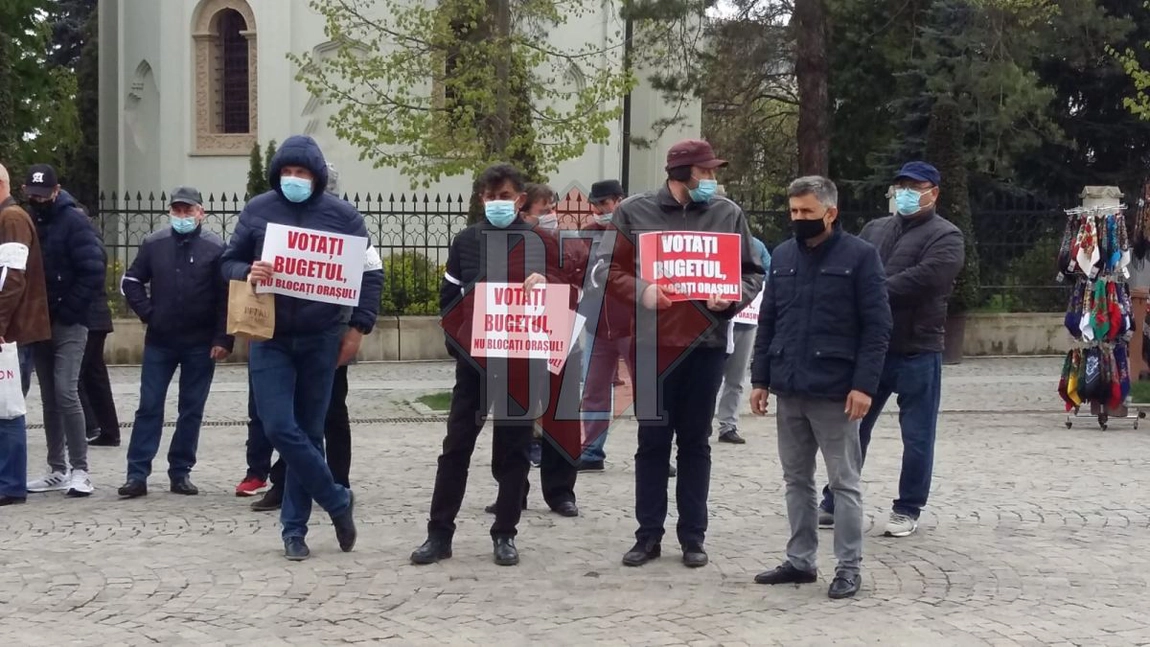 Funcționarii din Primăria Iași au protestat pe pietonal. Peste 100 de angajați au cerut aprobarea bugetului 2021-FOTO, VIDEO