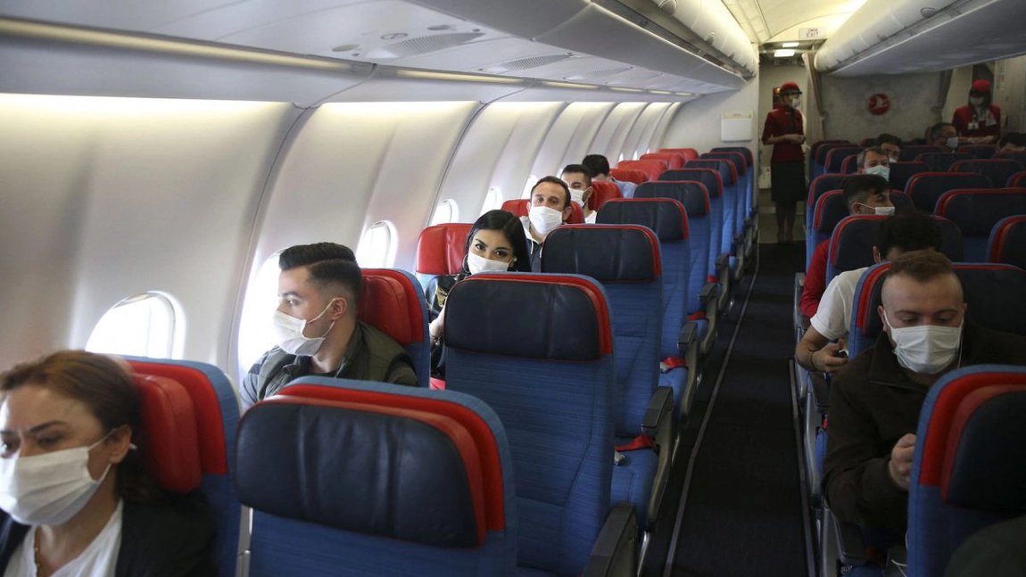 Zborul cu avionul și Covid-19: lăsarea scaunelor din mijloc goale ar reduce riscul de răspândire cu 57%