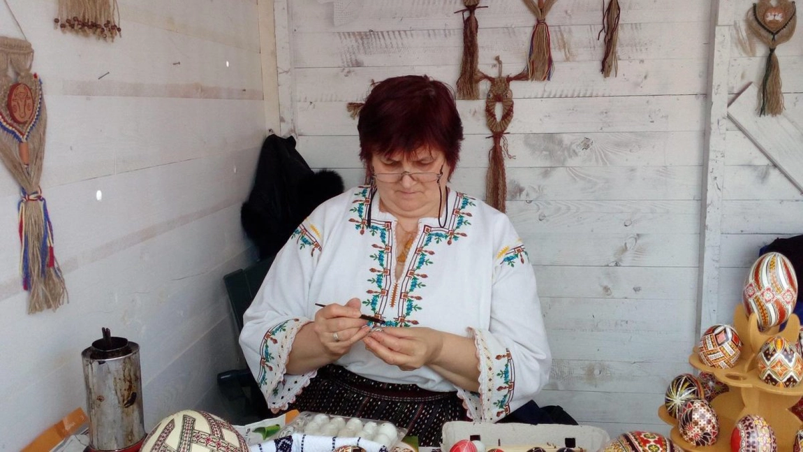 Iuliana Nistor, artista care vine în fiecare an la Iași și impresionează cu creațiile sale! Adevărate bijuterii ies din mâinile creatoarei. Pasiunea este întreținută de mai bine de 10 ani