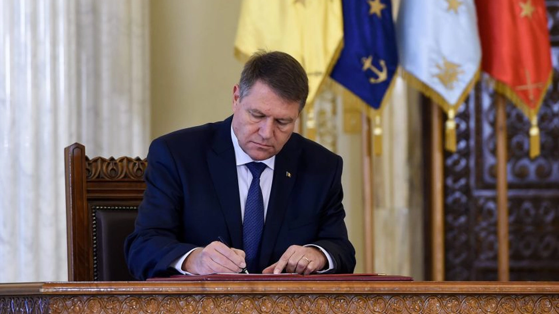 Klaus Iohannis a semnat mai multe decrete. Iată ce legi se schimbă sau primesc completări