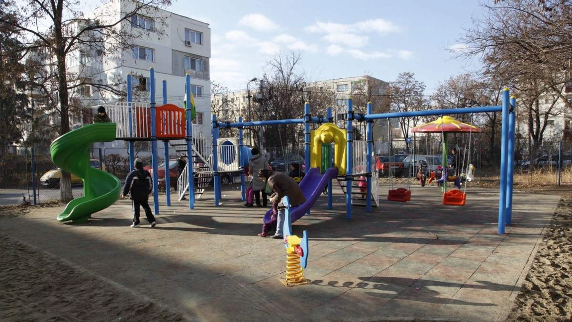 Primăria Iași reabilitează locurile de joacă cu 100.000 de euro! Trei firme vor să se ocupe de lucrări