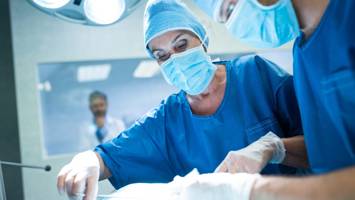 O tumoră de peste 24 kg, extirpată din abdomenul unei femei supraponderală, la Botoşani