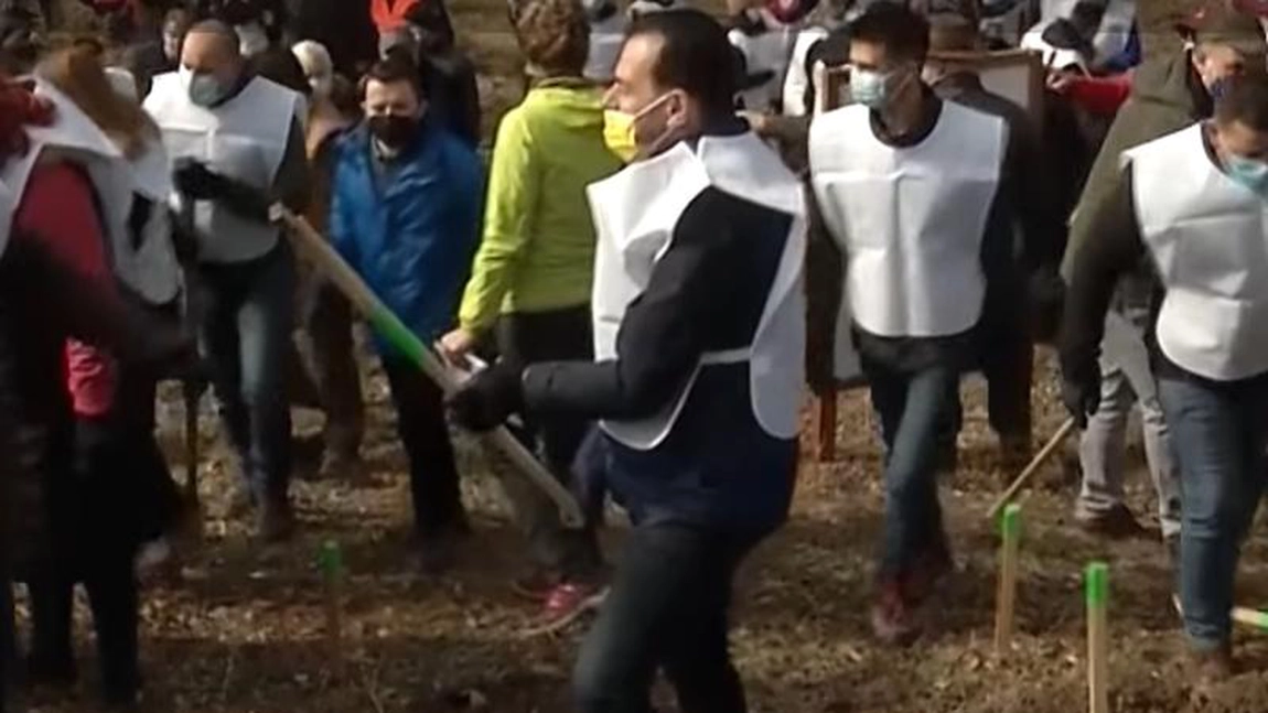 Moment amuzant cu Ludovic Orban la o plantare de pomi în Maramureş. Cum a rămas în mâna doar cu lemnul de la sapă: 