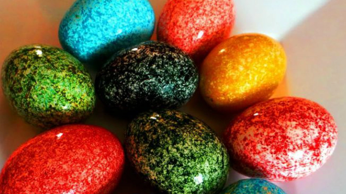 Metode de vopsit ouă. Tehnica orezului dă cel mai bun rezultat