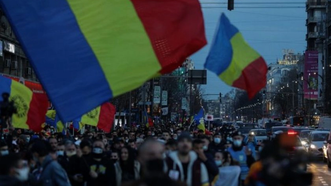 Protestele anti-restricții continuă în Capitală! Peste o mie de oameni s-au strâns în Piața Universității și cer demisia lui Florin Cîțu și Raed Arafat - VIDEO