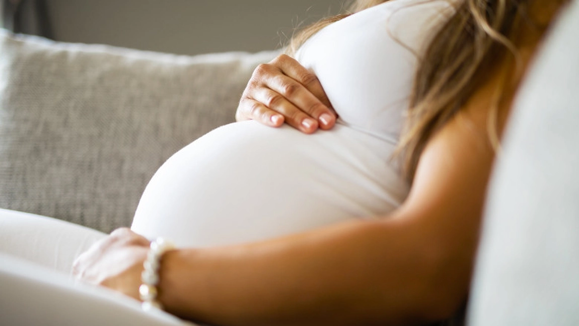 O tânără mămică a născut de două ori într-un an: Am cearcăne imense, dar sunt fericită”