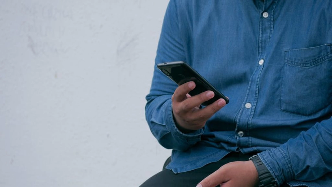 Un bărbat a trimis plicuri de ceai și biscuiți în locul telefonului pe care voia să-l vândă. De ce a recurs la acest gest