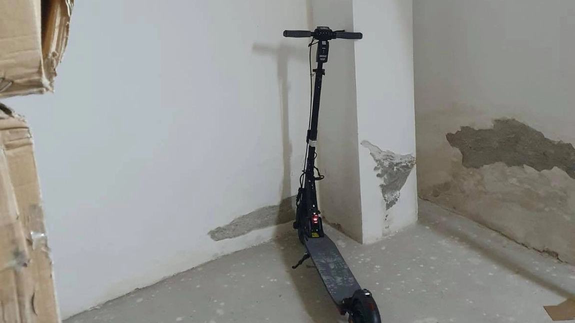 Un sucevean a furat o trotinetă electrică cu GPS și a ascuns-o în boxa blocului: Am încercat să o feresc de ploaie