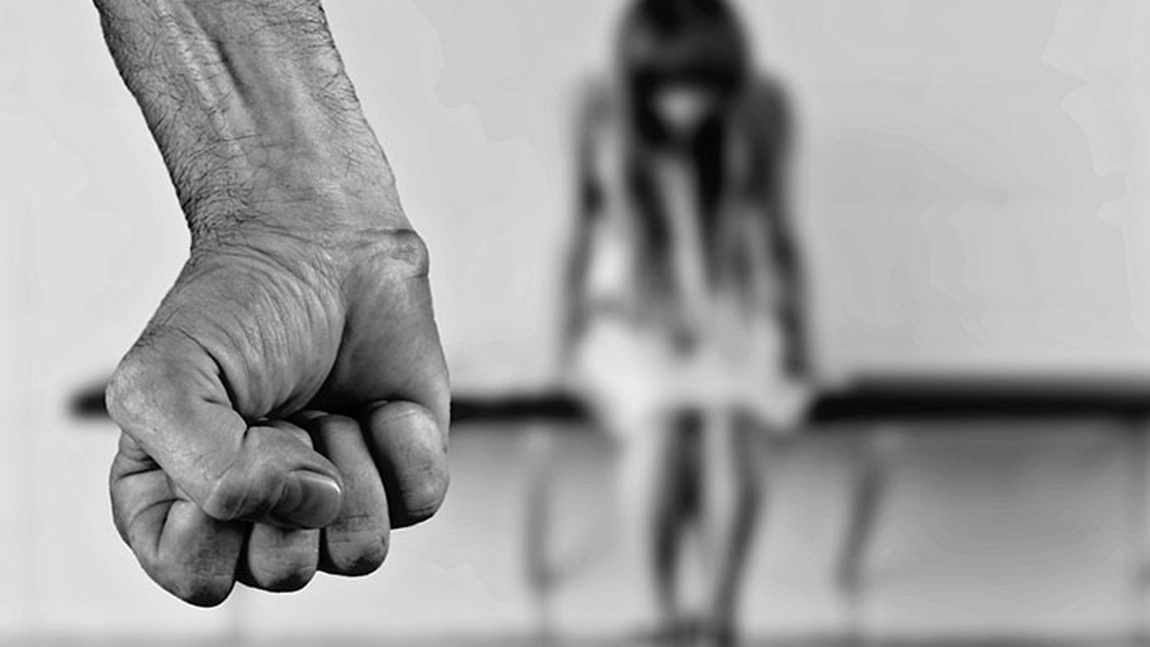 Trei copii din Neamţ au trecut prin clipe cumplite. Bătuţi, lăsaţi să moară de foame şi batjocoriţi de către proprii părinţi