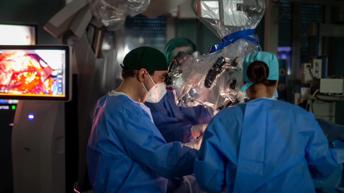 O elevă cu o tumoră extrem de rară a fost salvată! Operație cu succes a specialiștilor neurochirurgi de la Spitalul Clinic de Urgență „Prof. Dr. N. Oblu” Iași - Galerie Foto