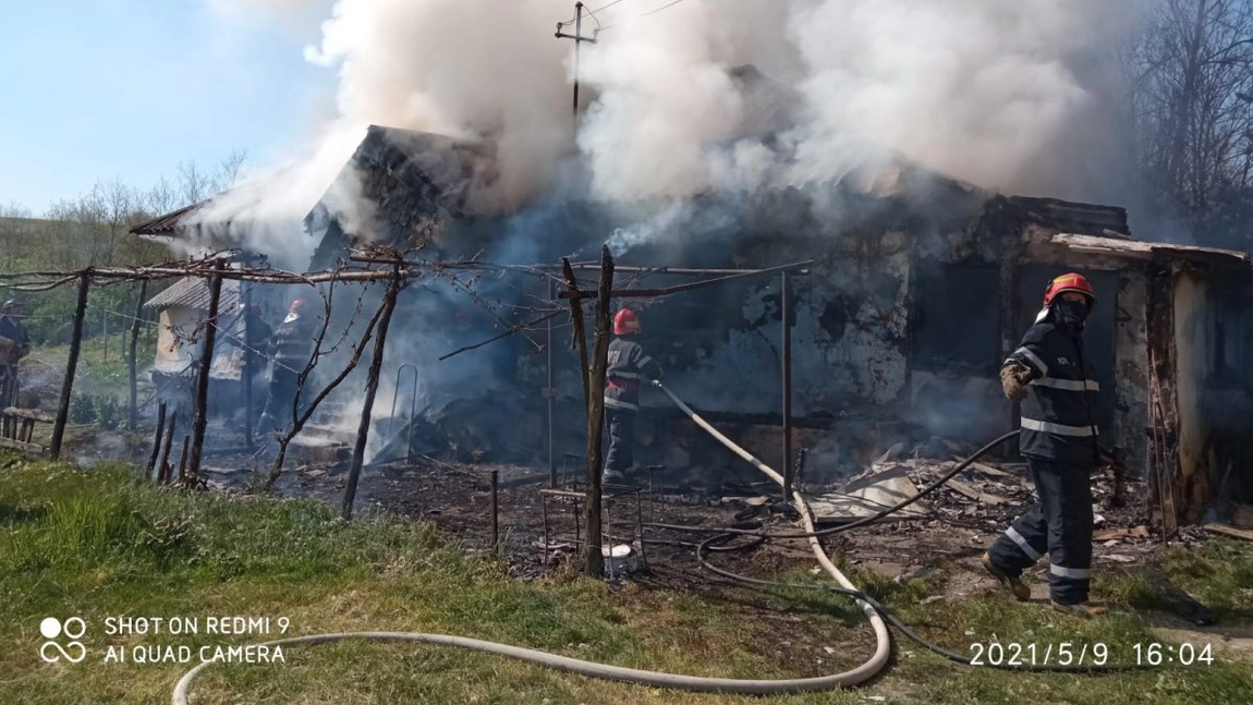 Incendiu în localitatea ieșeană Erbiceni. O locuință a fost acaparată de flăcări - Exclusiv, Galerie Foto