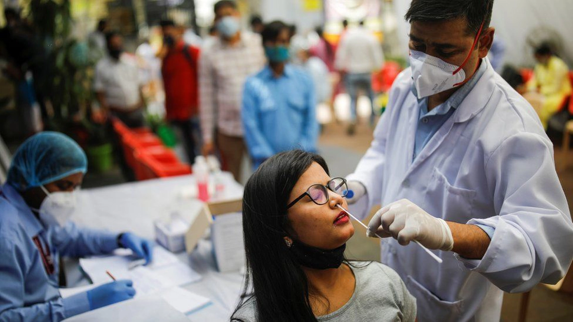 Guvernul indian susţine că de vină pentru dezastrul din India este o variantă dublă mutantă de COVID-19