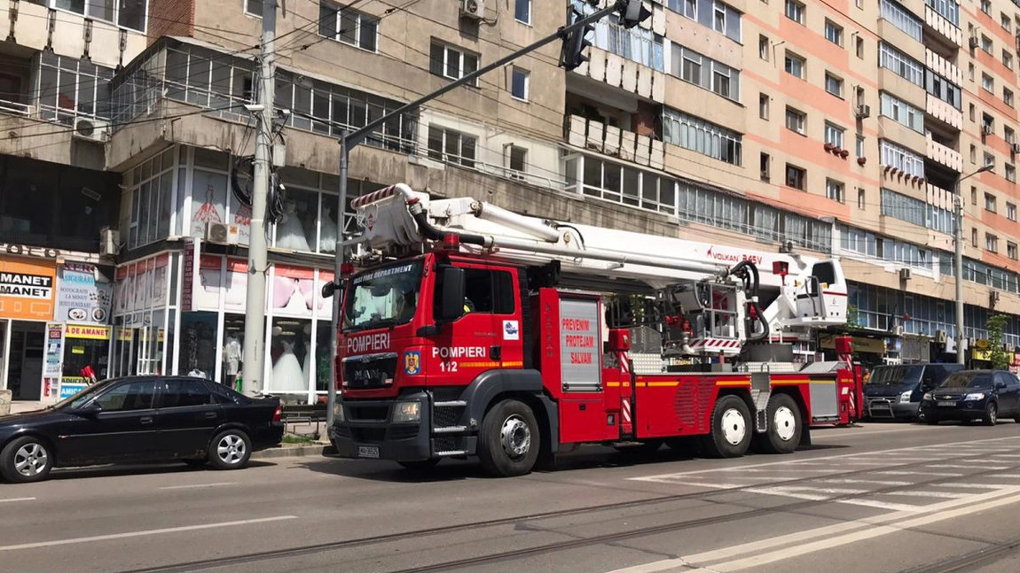Incendiu pe șoseaua Naţională! Pompierii ieșeni intervin pentru lichidarea acestuia - EXCLUSIV