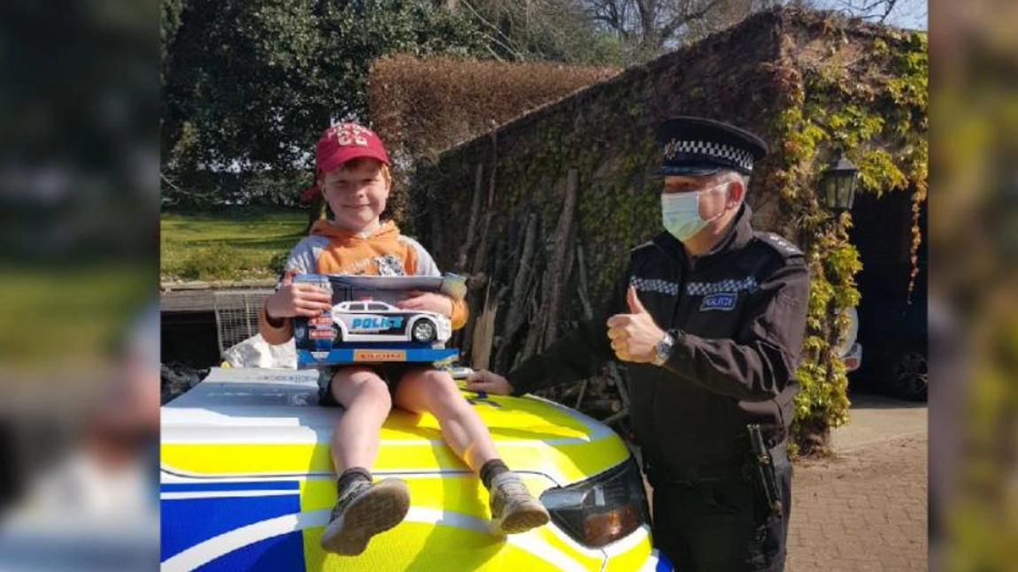 Un băiețel de cinci ani a devenit erou în Marea Britanie. Și-a salvat mama însărcinată care a leșinat în casă