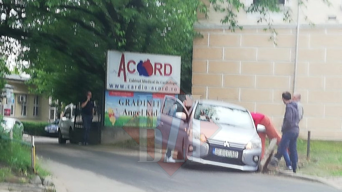 A intrat cu maşina într-un canal după ce capacul s-a surpat - FOTO