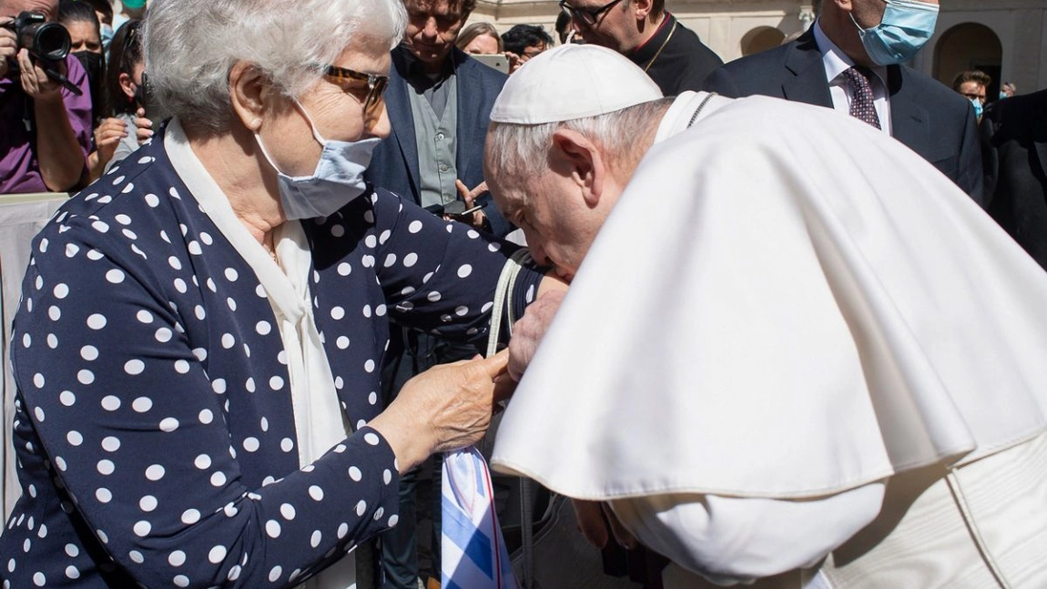 Gest incredibil al Papei Francisc! A sărutat tatuajul Lidiei Maksymowicz, o supravieţuitoare a Holocaustului. Acesta simboliza numărul purtat de femeie în lagăr - Video
