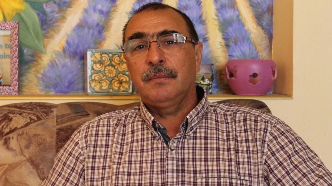 Un fermier din Iași îl acuză pe primarul din comuna Prisăcani de abuz în serviciu pentru că nu primește o adeverință. Constantin Stanciu spune că toate necazurile i se trag de la alegerile locale