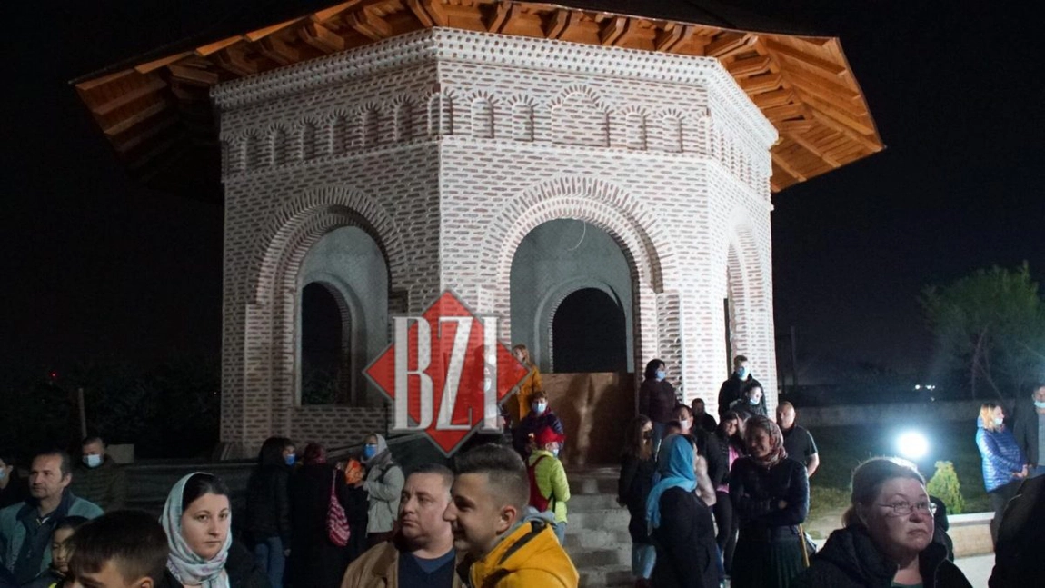 Slujba de Înviere de la Mănăstirea Vlădiceni din Iaşi. Sute de credincioşi asistă la Liturghie - FOTO/LIVE VIDEO