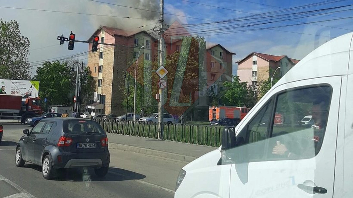 Incendiu în zona Metalurgie din Iași! Arde mansarda unui bloc - EXCLUSIV, FOTO, LIVE VIDEO, UPDATE