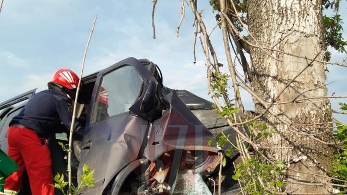 Accident rutier grav la Iași! Un autoturism a intrat în copac. Sunt două persoane rănite - EXCLUSIV, FOTO
