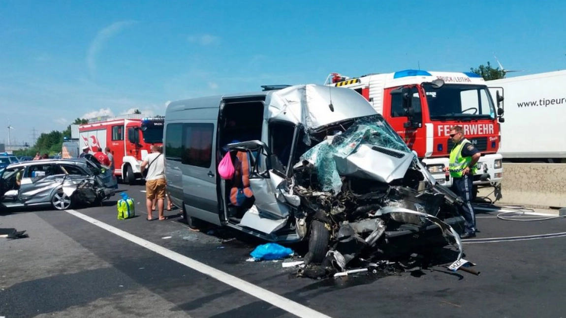 Accident rutier grav în Austria. Un microbuz plin cu români a intrat în coliziune cu un vehicul care staționa pe banda de urgență. Bilanțul tragediei: 2 morți și 4 răniți
