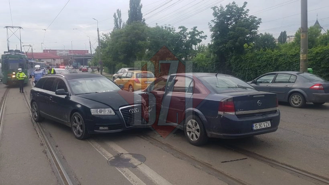 Accident rutier în zona Gării. Un Opel şi un Audi au intrat în coliziune. Circulaţia este blocată pe ambele sensuri - FOTO, VIDEO, UPDATE