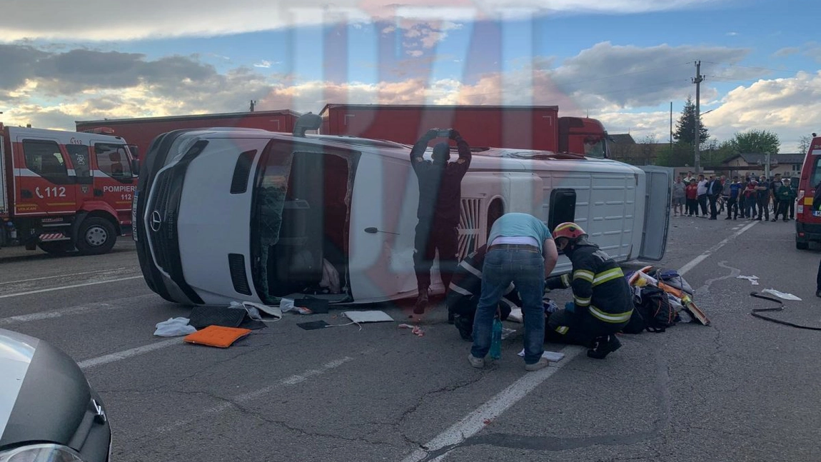 Accident grav, în această seară, la Iași! Un microbuz a fost izbit de un TIR. Sunt 13 victime! A fost activat planul roșu de intervenție - EXCLUSIV / UPDATE / LIVE VIDEO / GALERIE FOTO