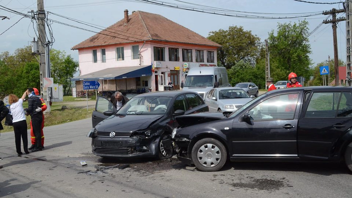 Un tânăr de 23 de ani a fost încătușat și dus la secția de poliție după ce a avariat 10 mașini