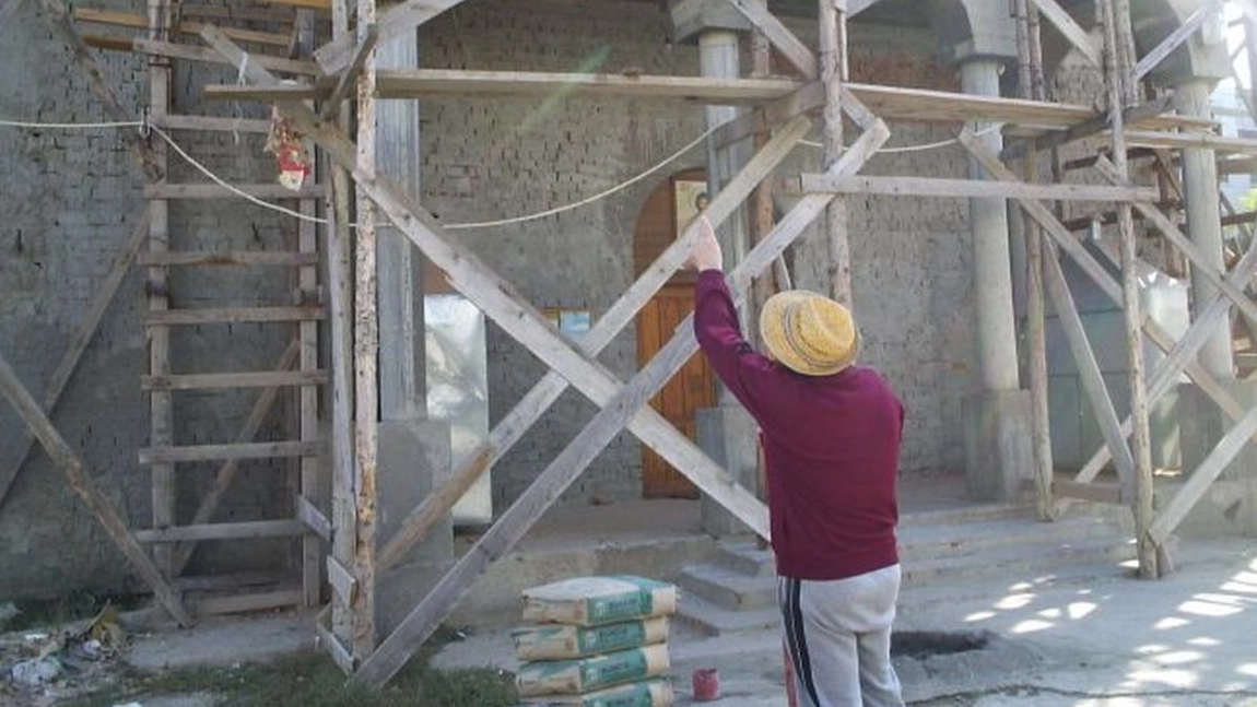 Un bărbat băut a căzut de pe schelă în municipiul Iaşi. A ajuns la spital în stare gravă