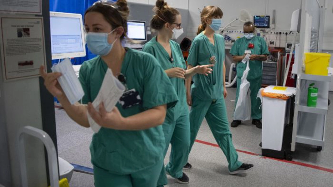 Marea Britanie ar putea decide vaccinarea anti-COVID-19 obligatorie pentru personalul medical