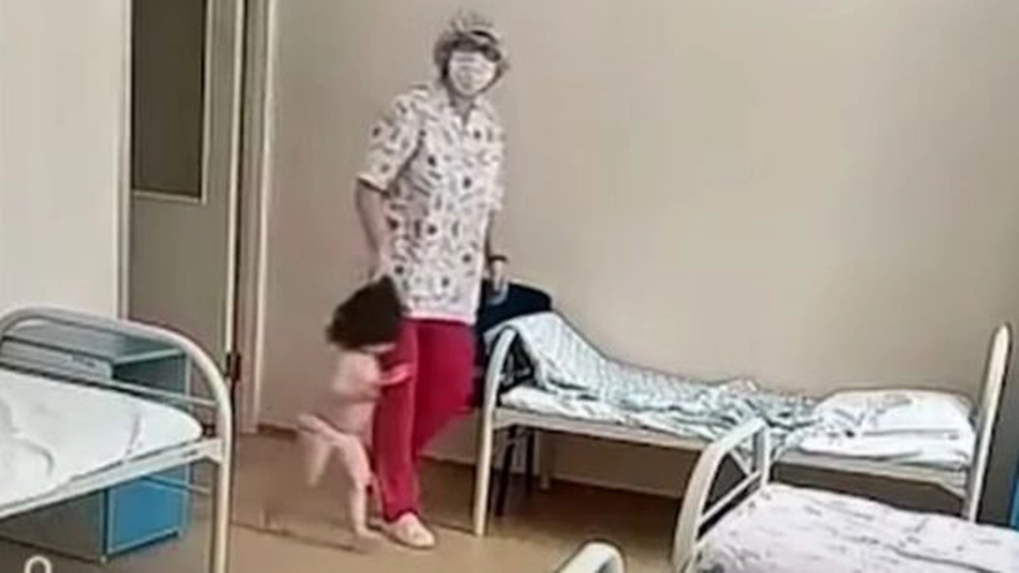 Imagini scandaloase surprinse într-un spital de copii. O fetiță a fost luată de păr și aruncată în pat de o asistentă - VIDEO